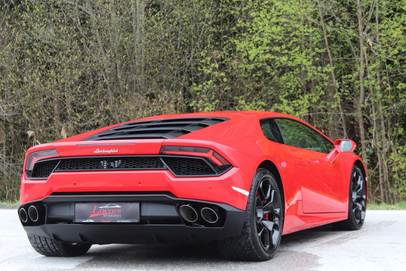 Roter Lamborghini mit Lucars Händlerkennzeichen
