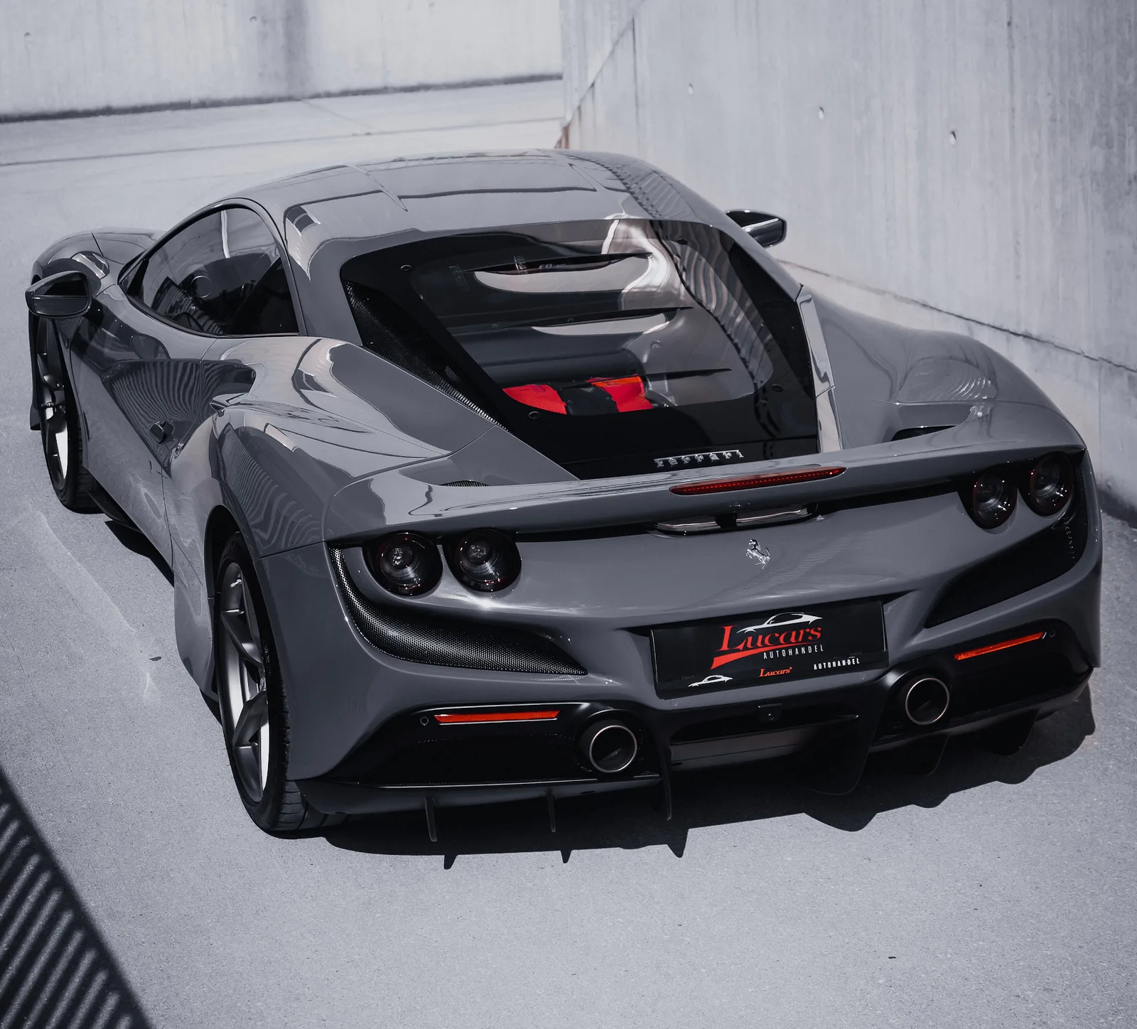 Grauer Ferrari von hinten mit Lucars Händlerkennzeichen