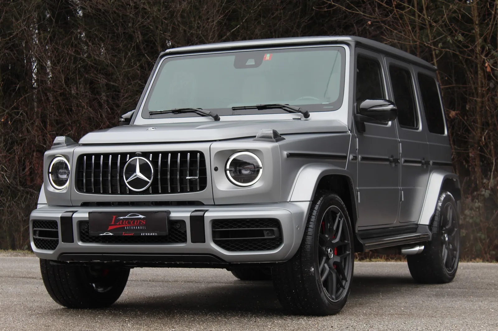 Silberne Mercedes G-Klasse mit Lucars Händlerkennzeichen