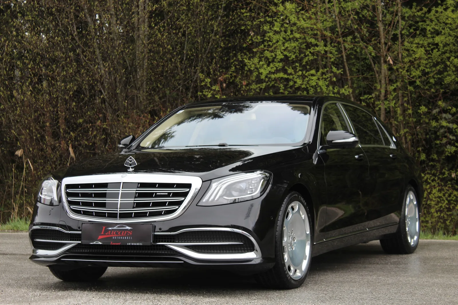 Schwarzer Mercedes-Maybach mit Lucars Händlerkennzeichen