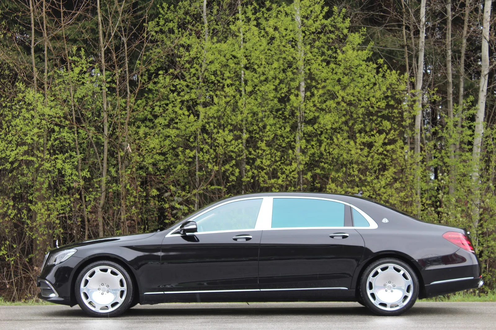 Schwarzer Mercedes-Maybach in Seitenansicht